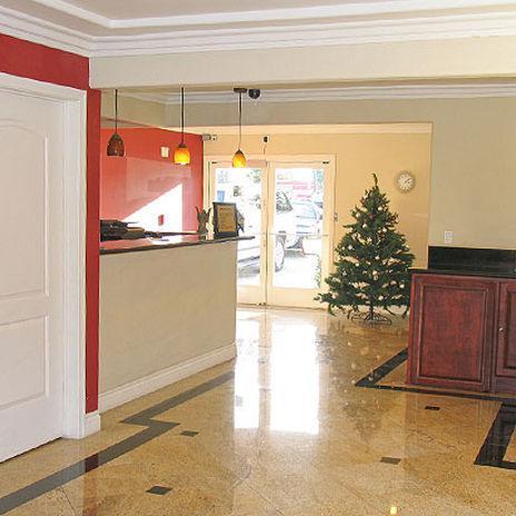 Chateau Inn & Suites Дауни Интериор снимка