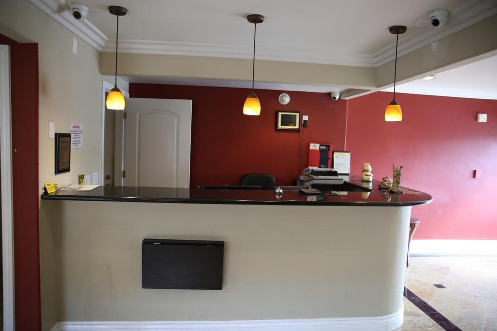 Chateau Inn & Suites Дауни Екстериор снимка