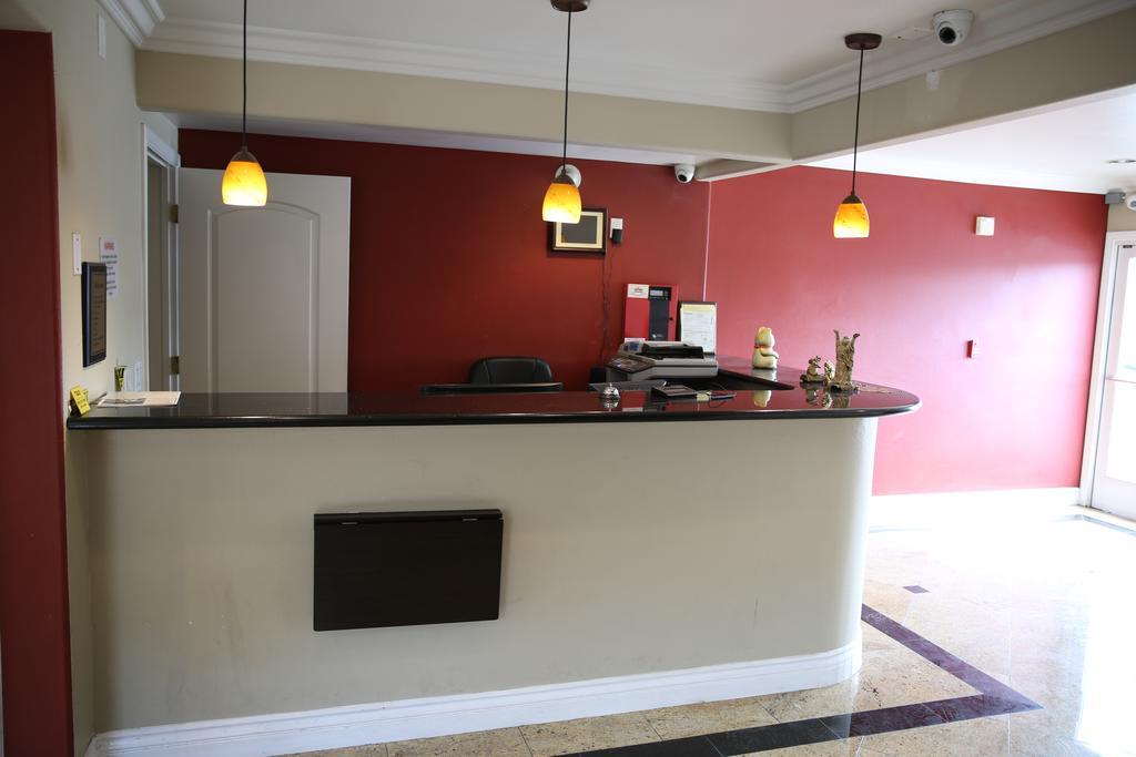 Chateau Inn & Suites Дауни Екстериор снимка
