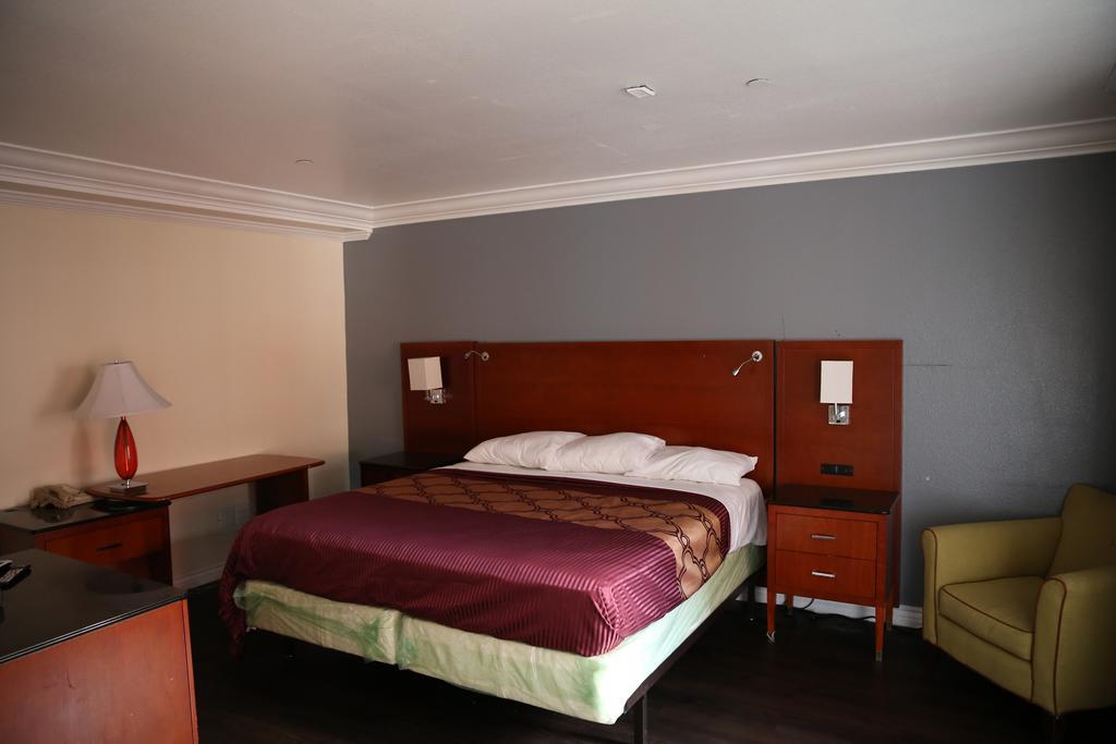 Chateau Inn & Suites Дауни Екстериор снимка