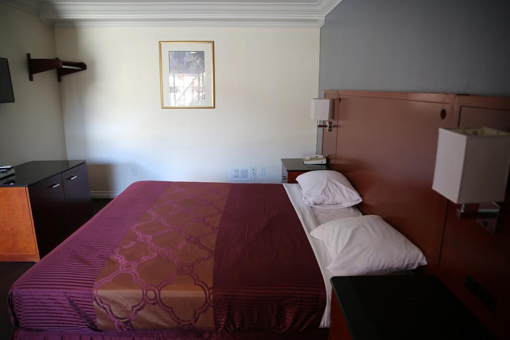 Chateau Inn & Suites Дауни Екстериор снимка